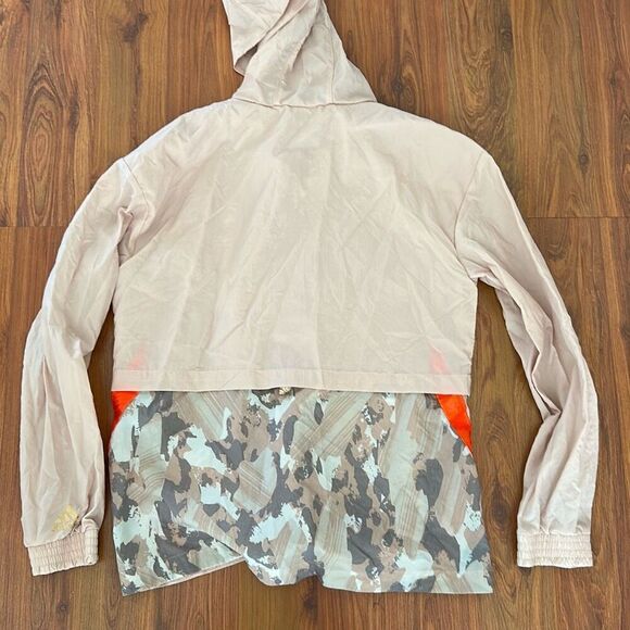 St. John silky beige sleeveless top. Size M - Picture 4 of 5